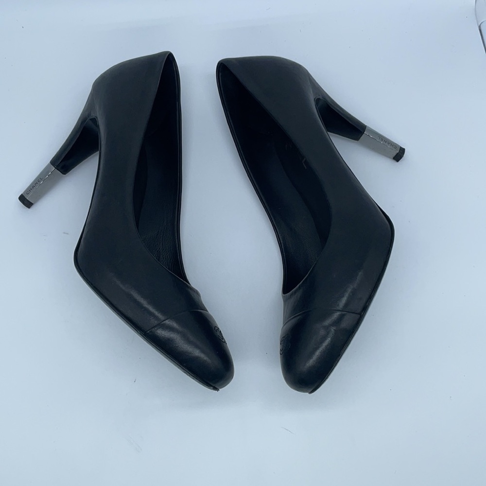 Chanel Black Leather CC logo cap toe silver heel logo pumps 40.5 - Picture 3 of 12